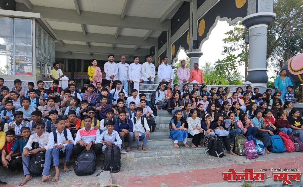 उदयगिरी अकॅडमी ची विरंगुळा सहल पर्यटन स्थळ चाकूर येथील वृंदावन गार्डन च्या सानिध्यात