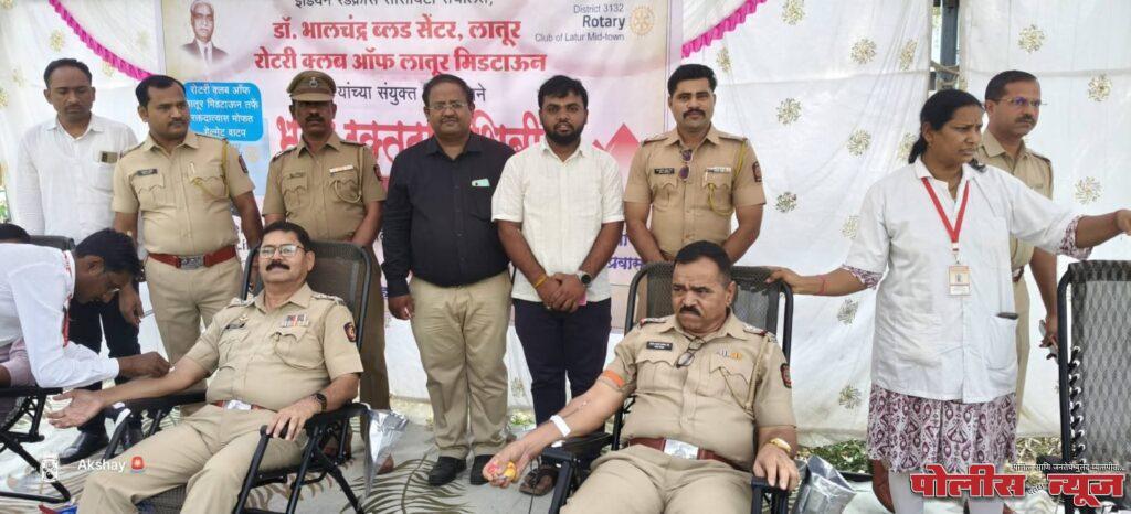 पोलीस प्रशासनाच्या रक्तदान शिबिराला उदगीरकरांचा उत्स्फूर्त प्रतिसाद, 225 रक्तदात्यांनी केले रक्तदान
