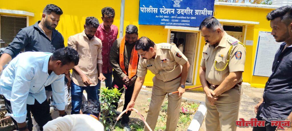 वरिष्ठ पोलीस निरीक्षक गाडे व सामाजिक कार्यकर्ते उपाध्ये यांचा वाढदिवस विविध उपक्रमांनी साजरा….
