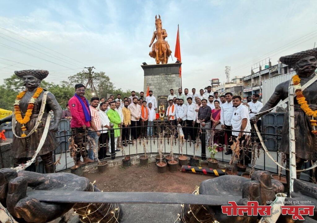 शिवराज्याभिषेक दिनानिमित्त उदगीर येथे उत्साहात ध्वजारोहण, दुग्धाभिषेक व शिववंदना